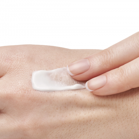 Aplicación fluida de la crema hidratante y reafirmante diaria Vichy Liftactiv Supreme
