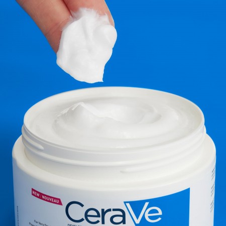Textura rica, cremosa y untuosa de la crema CeraVe con urea para el alivio del picor