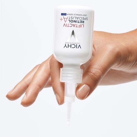 Modo de uso del sérum de retinol de Vichy aplicando directamente sobre la piel