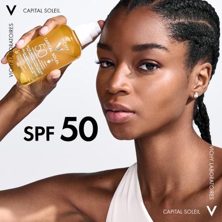 Aplicación del agua solar protectora Vichy SPF 50 para una piel protegida y bronceada