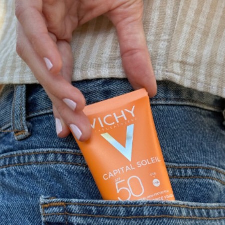 Práctico formato de viaje de la crema solar de cara de Vichy ideal para llevar a diario