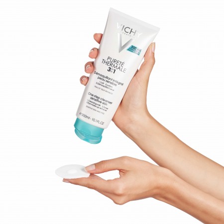 Modo de uso del limpiador integral Vichy Pureté Thermale aplicando sobre un algodón
